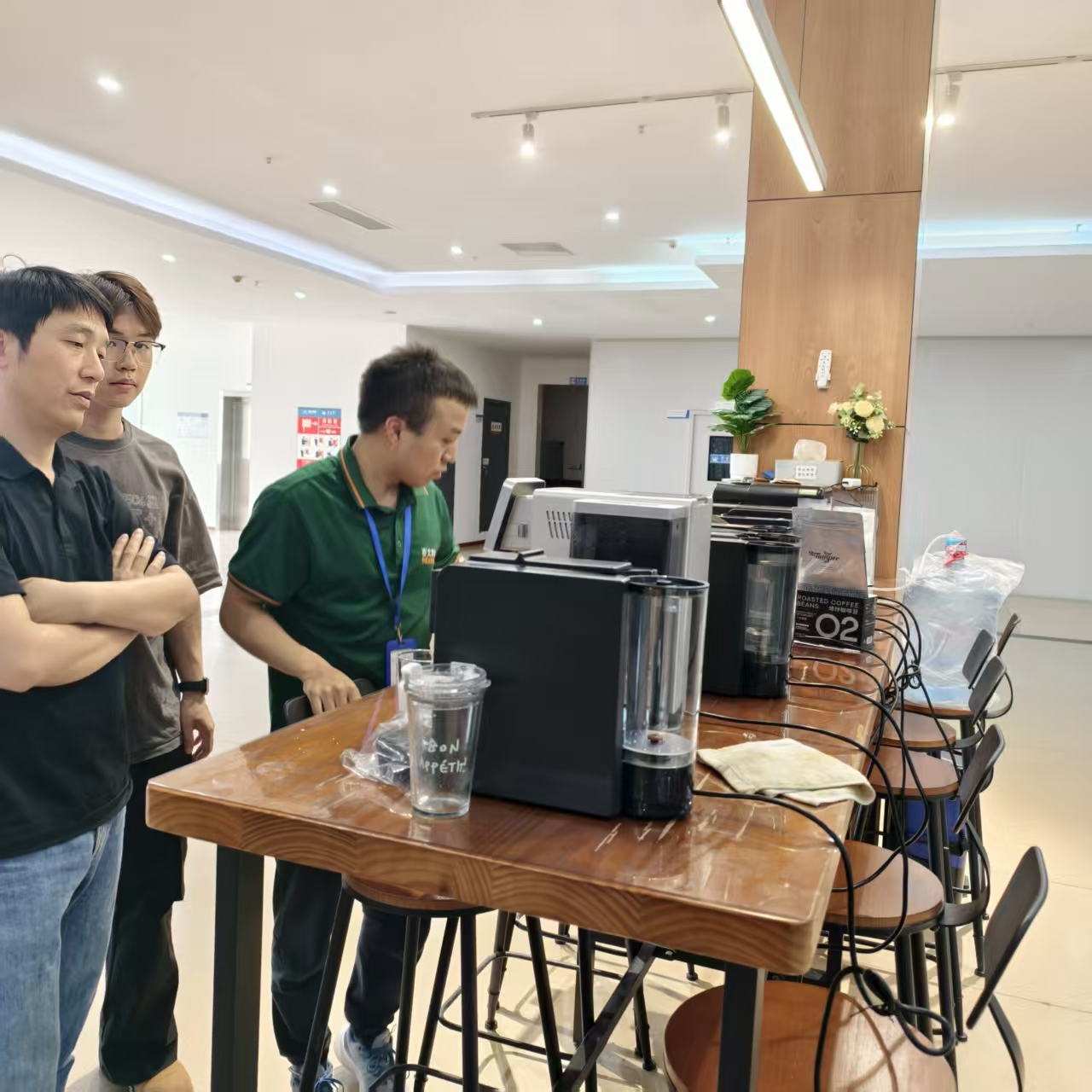 Aosom E-COMMERCE INC. Tổng Giám đốc Tang đến thăm Seaver & Kiểm tra Máy pha cà phê hoàn toàn tự động SV205