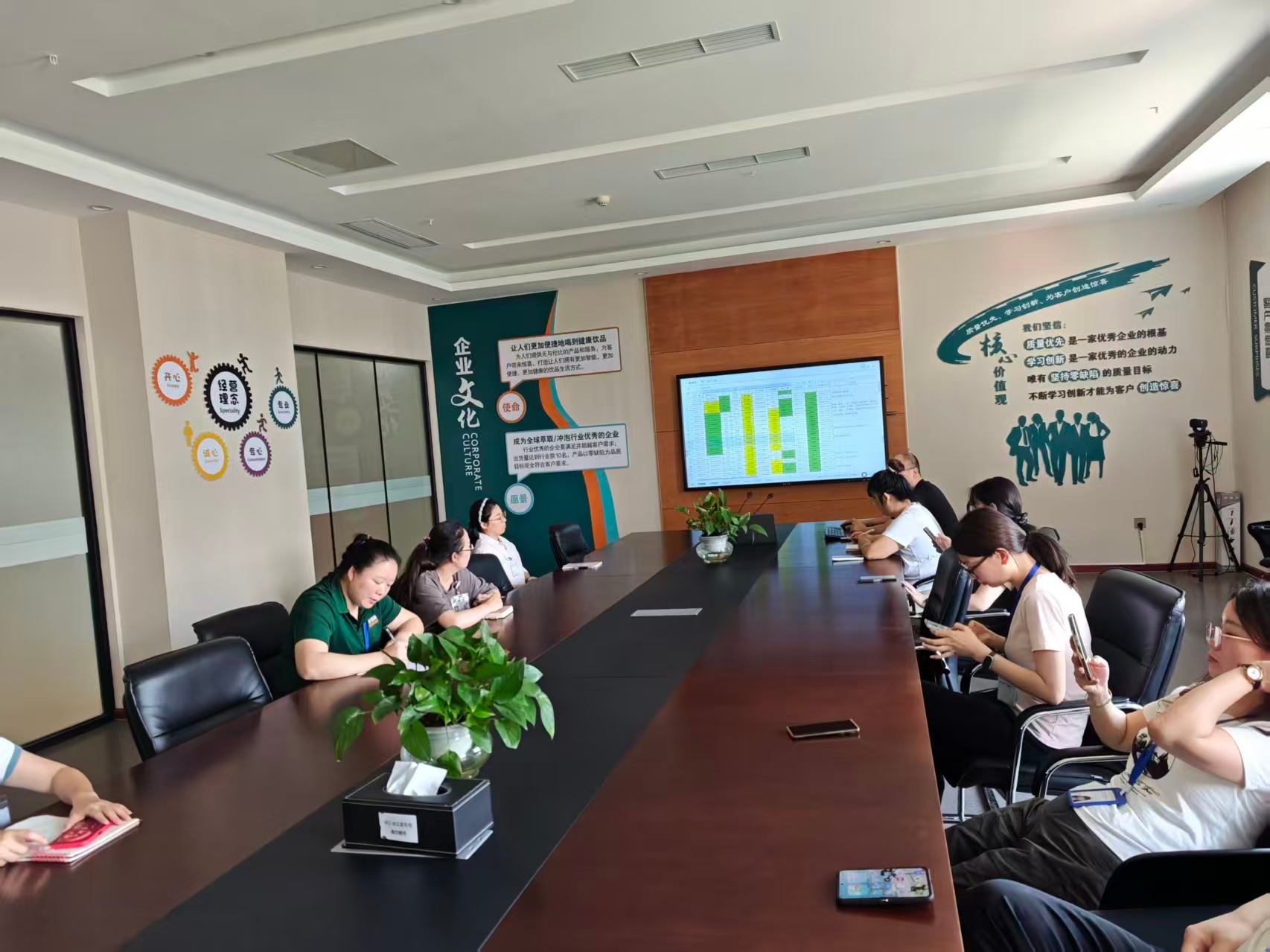 Cuộc họp đánh giá kế hoạch sản xuất hàng tuần của Seaver đảm bảo đơn đặt hàng máy pha cà phê được giao hàng đúng hẹn