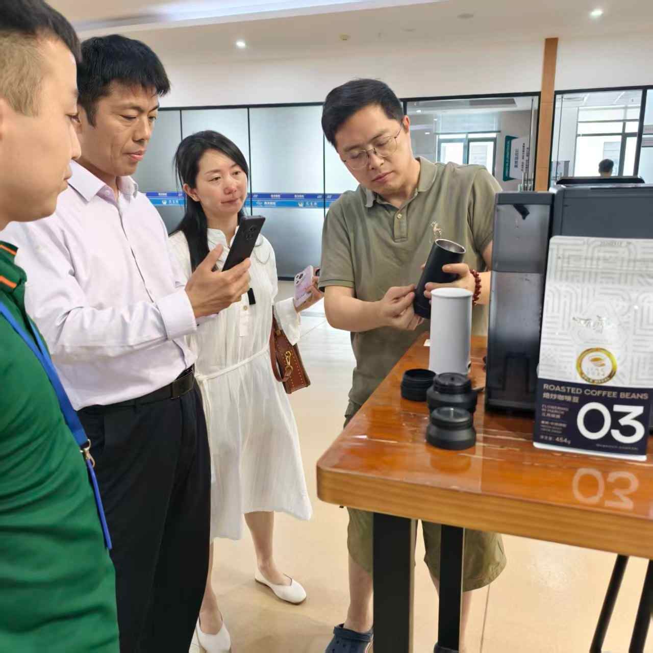 Khách hàng ghé thăm Seaver để kiểm tra máy pha cà phê viên nang SV837 SV835 và máy pha cà phê cầm tay mới SV610