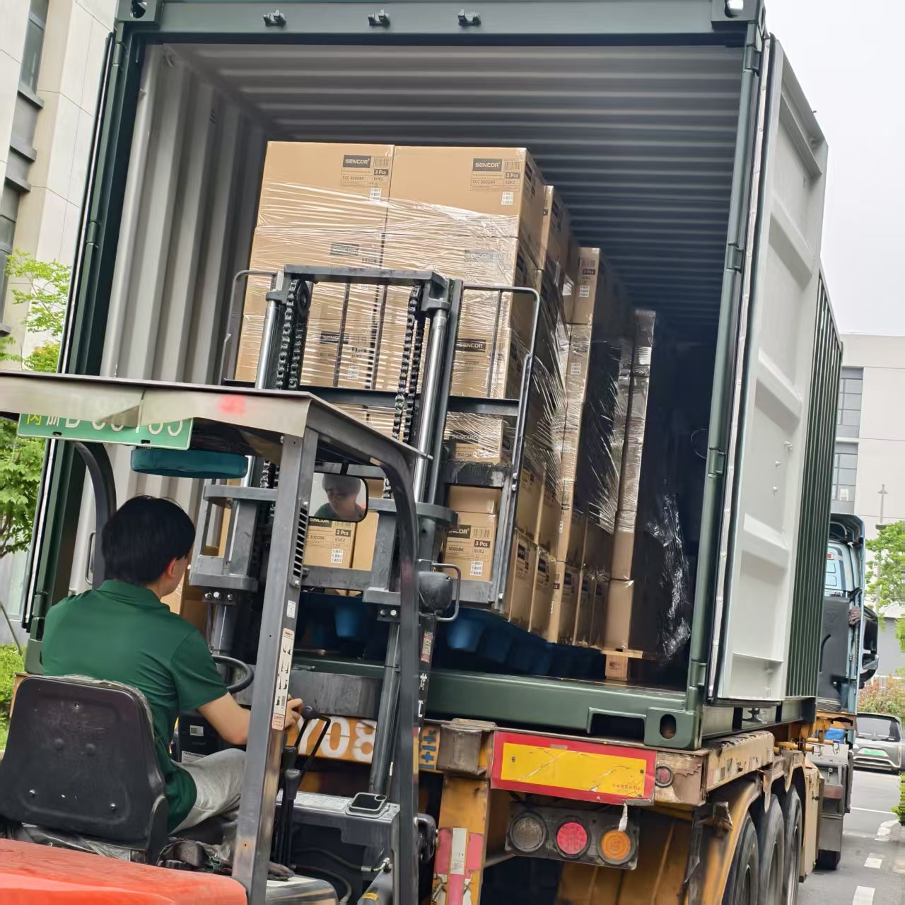 Nhà máy sản xuất máy pha cà phê chuyên nghiệp làm thế nào để đảm bảo lô hàng container an toàn và đúng thời gian cho người mua toàn cầu?